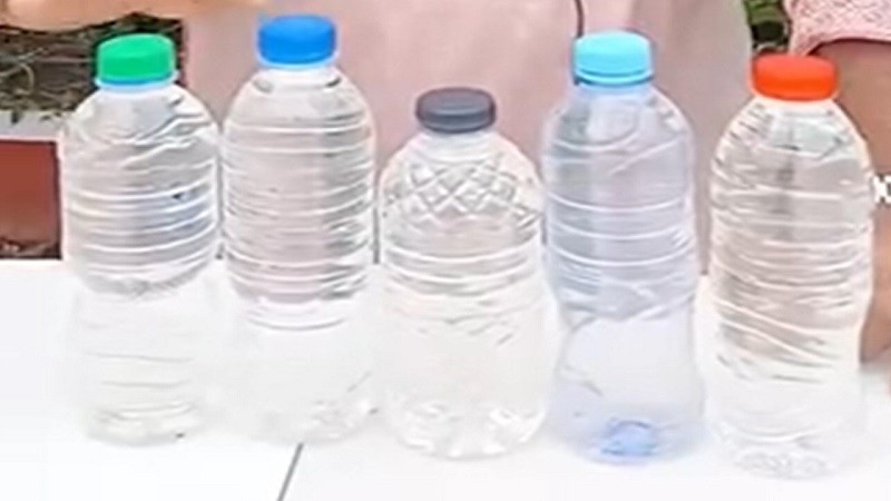 পানির বোতলের ক্যাপের রঙের রহস্য: শুধু কি সৌন্দর্য নাকি আরও কিছু